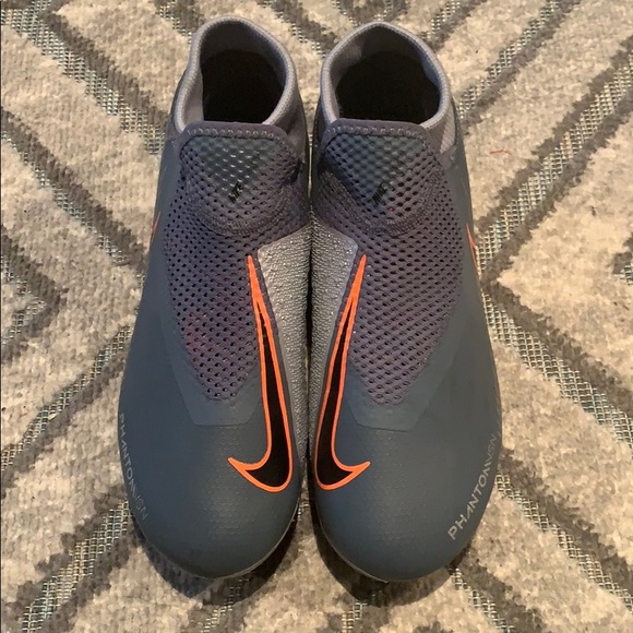 Size 6 Nike cleats - Picture 3 of 4